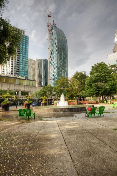 Lodret Toronto Scene Med Springvand Forgrunden - Stock-foto