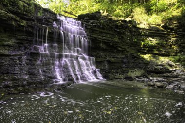 Sonbaharda Kanada, Ontario 'daki Lower Beamer Şelalesi