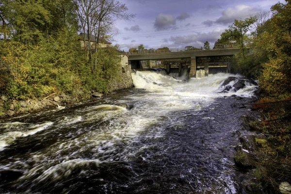 Ontario, Kanada 'daki Yukarı Bracebridge Şelalesi