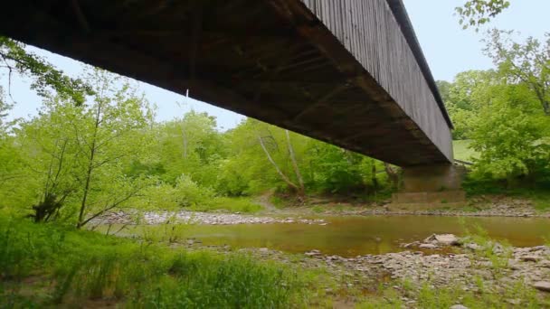 Vue Pont Couvert Par Route Pôle Nord Dans Ohio États — Video