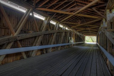 Indiana, ABD 'deki Adams Mill Köprüsü' nün İçi