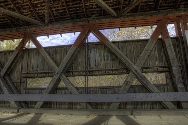 Wnętrze Spencerville Covered Bridge Indiana Stany Zjednoczone Ameryki — Zdjęcie stockowe