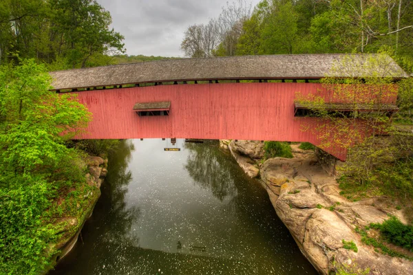 Ein Blick Auf Eine Schmale Überdachte Brücke Indiana Vereinigte Staaten — Stockfoto