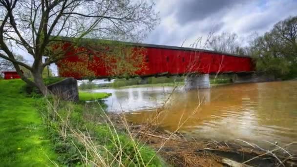 Vídeo Controlado Por Movimiento Montrose Covered Bridge Ontario Canadá — Vídeo de stock