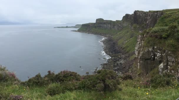 Clifftop Över Kusten Isle Skye — Stockvideo