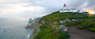 Güneş doğarken Portekiz 'de Capo Da Roca Deniz Feneri' nin Panoraması