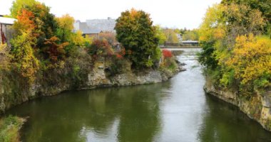 4K sonbaharında Kanada 'nın Fergus kentindeki Büyük Nehir manzarası