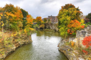Fergus, Ontario, Kanada 'daki Grand River manzarası