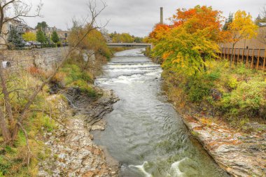 Sonbaharda Kanada, Ontario, Fergus 'taki Grand River sahnesi