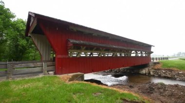Ohio, ABD 'deki İspanya Deresi Kapalı Köprüsü manzarası