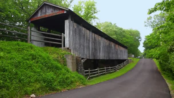 オハイオ州における州線屋根付き橋の眺め — ストック動画