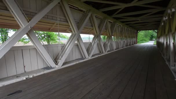 米国オハイオ州のアッパーダービー屋根付き橋のインテリア — ストック動画