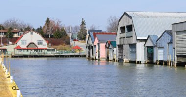 Port Rowan, Ontario, Kanada 'daki liman ve kayıkhane manzarası