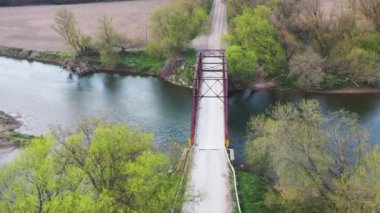 Eski bir demir köprünün hava sahnesi 4K