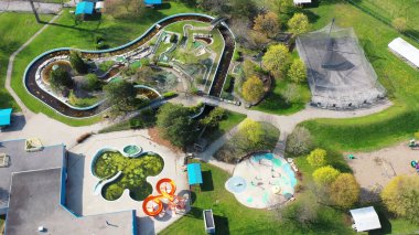 Brantford, Ontario / Kanada - 2 Mayıs 2021: Brantford, Ontario, Kanada 'daki su parkının havadan görünüşü