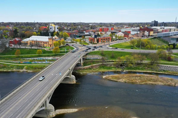 Lorne Köprüsü 'nden Ontario, Kanada' ya giden bir hava aracı.