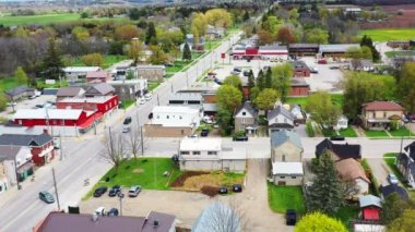 Burford, Ontario, Kanada 4K şehir merkezinin hava görüntüsü