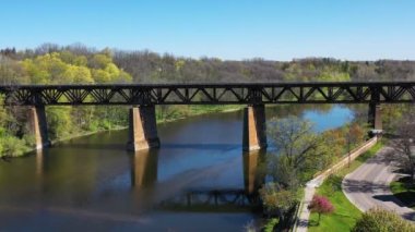Paris, Ontario, Kanada 4K 'daki Demiryolu Köprüsü' nün havadan görüntüsü.