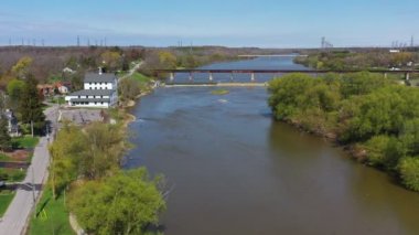 Caledonia, Ontario, Kanada 4K 'daki Büyük Nehir boyunca uzanan hava aracı