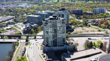 Guelph, Ontario, Kanada şehir merkezi hava sahnesi 4K