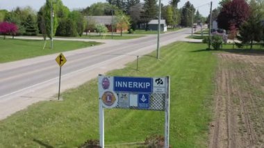 Innerkip, Ontario, Kanada - 23 Mayıs 2021: Innerkip, Ontario 'ya yakınlaş, Kanada' ya hoşgeldin işareti 4K