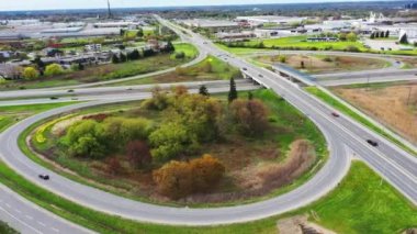 Güneşli bir günde yonca yaprağında havadan geçen zaman.