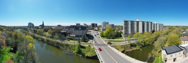 Guelph, Ontario, Kanada şehir merkezindeki hava manzarası.