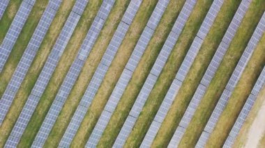 Büyük bir dizi güneş panelinin havası 4K