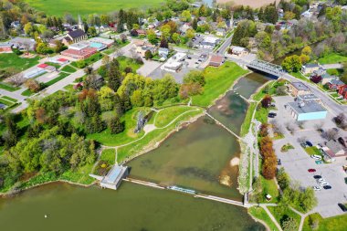 New Hamburg, Ontario, Kanada parkındaki Nith Nehri ve büyük bir su çarkının anteni.