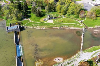 New Hamburg, Ontario, Kanada 'da bir su çarkı anteni ve park