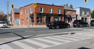 Waterdown, Ontario, Kanada - 22 Ekim 2021 Waterdown, Ontario, Kanada 4K sokak sahnesi