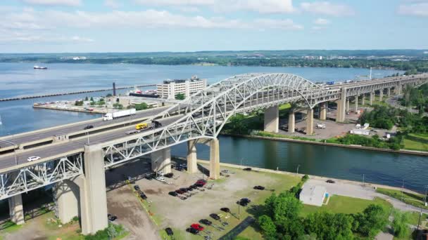 Antenne Des Burlington Skyway Mit Verkehr — Stockvideo