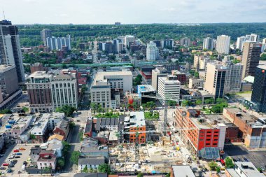 Hamilton, Ontario, Kanada - 17 Temmuz 2021: Hamilton, Ontario, Kanada şehir merkezi, başyazı