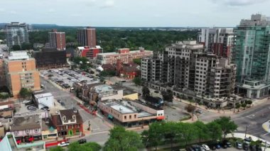 Burlington, Ontario, Kanada 4K 'daki şehir merkezinin hava görüntüsü.