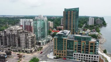 Burlington, Ontario, Kanada 4K şehir merkezindeki hava sahnesi.