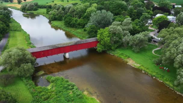 Aerial Montrose Covered Bridge Ontario Canada Прекрасный День — стоковое видео