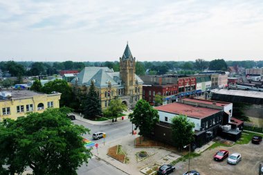 St. Thomas, Ontario, Kanada - 16 Ağustos 2021: St Thomas, Ontario, Kanada 'da Belediye Binası anteni