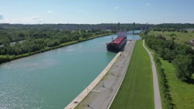 Kanada 'da Welland Kanalı' nda seyreden bir Göl Şilebi 'nin havadan görüntüsü.