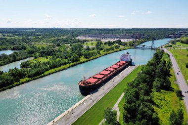 Kanada Welland Kanalı 'nda yüzen bir Göl Şilebi' nin havadan görüntüsü.