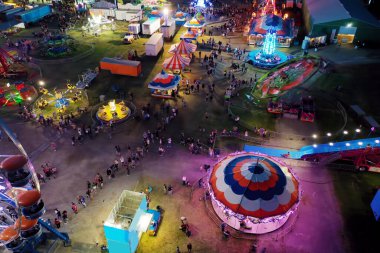 Geceleri panayır havası.