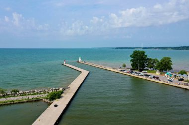 Port Dover, Ontario, Kanada 'da bir iskele ve deniz feneri anteni.