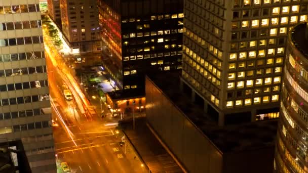 Nattvisning trafik bland new york skyskrapor — Stockvideo