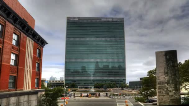 Una vista del timelapse del edificio de las Naciones Unidas en Nueva York — Vídeos de Stock
