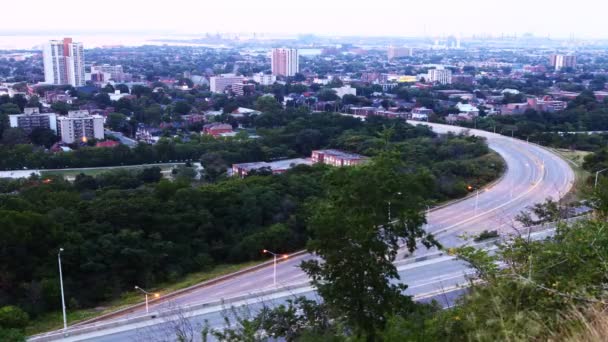 Sebuah matahari terbenam timelapse melihat ke bawah di kota — Stok Video