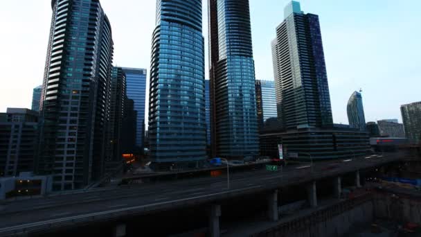 Een timelapse weergave van toronto, snelweg en gebouwen — Stockvideo