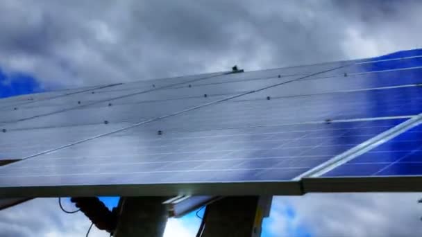 Una vista del timelapse de un panel solar en movimiento — Vídeos de Stock