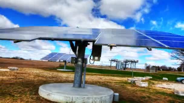 Una vista de un panel solar en un día brillante — Vídeo de stock