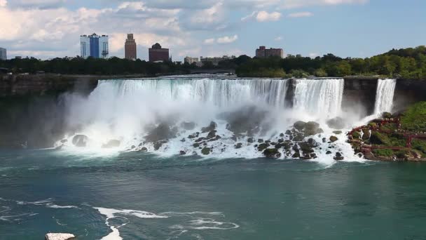 Een panoramisch uitzicht met regenboog van de american falls, niagara falls — Stockvideo