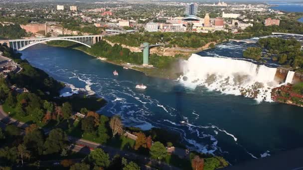 Una vista panorámica de las Cataratas Americanas y el Puente Arco Iris, Cataratas del Niágara — Vídeos de Stock