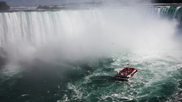 Abaixo Niagara Falls com um barco de turismo na névoa — Vídeo de Stock